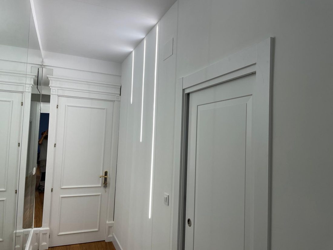 Pasilloa LED lerro entotratuekin