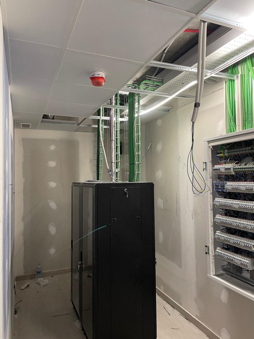 Koadro elektrikoen eta datu-rack-aren gela
