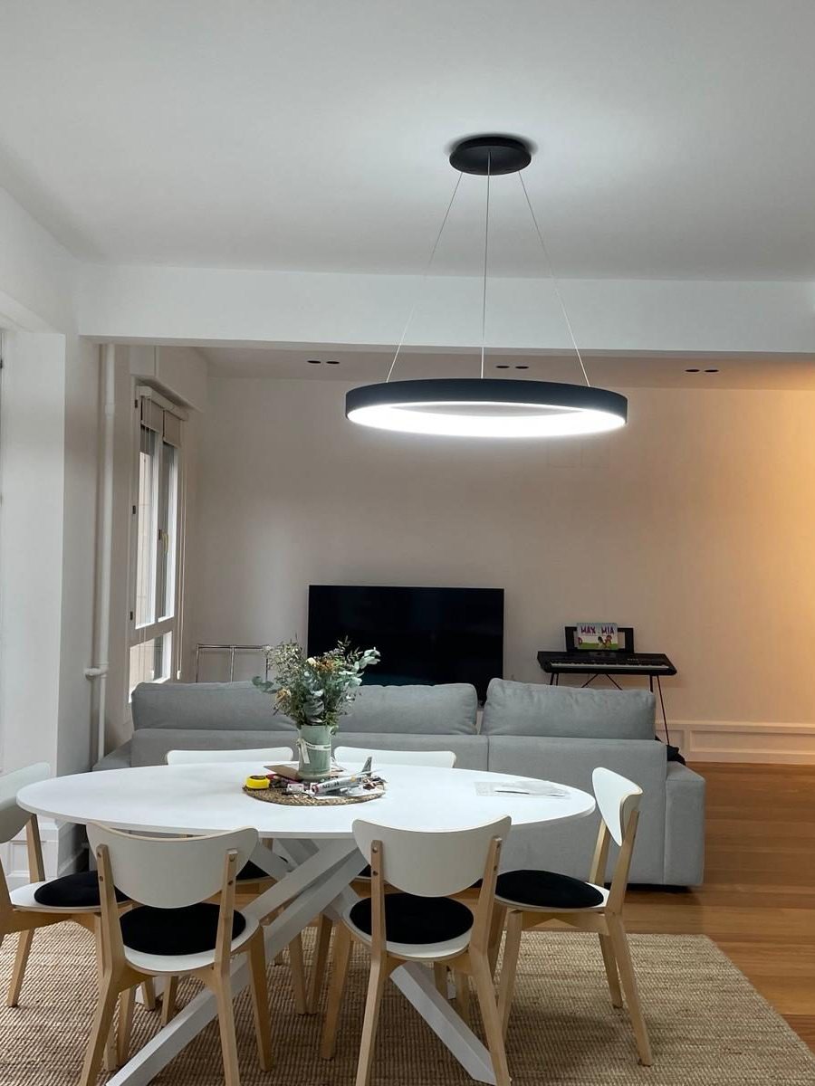 Egongela eraztun-formako LED lanpararekin eta zeharkako argiztapenarekin