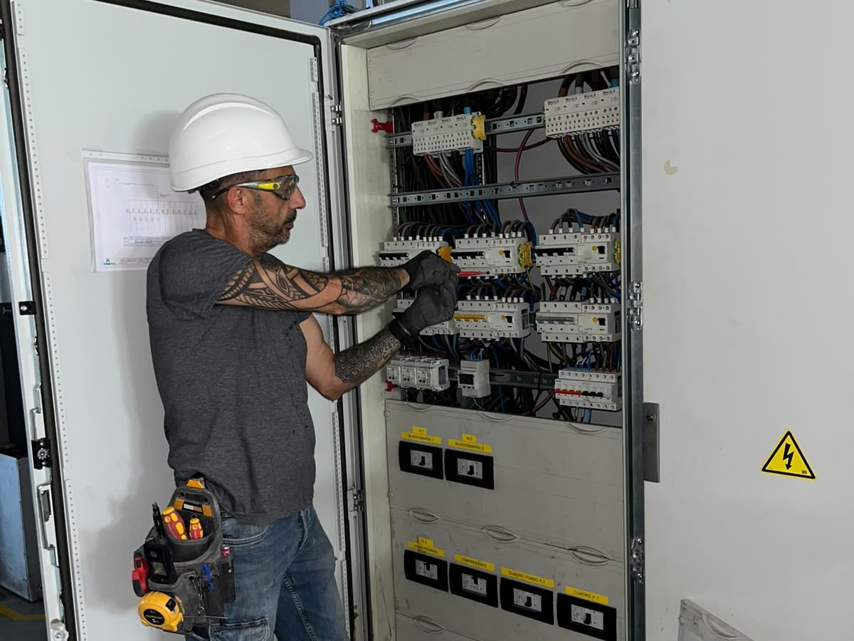 INELECBAko teknikaria koadro elektriko batean lanean